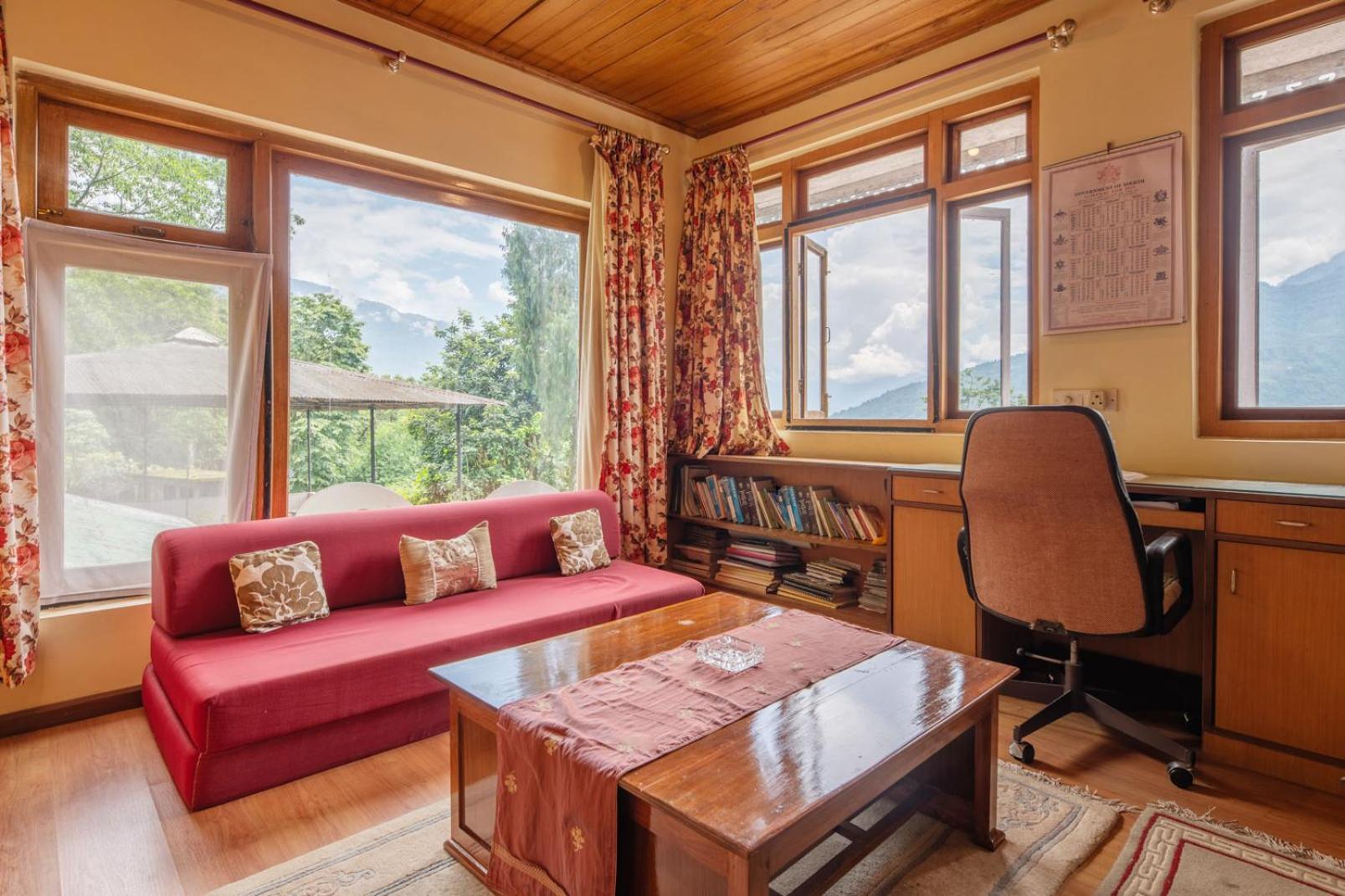 La Ipsing Farm By Stayvista - 3 Bhk Villa With Balcony, Mountain View, Indoor Games, And Pet Friendly Samdong Exteriör bild