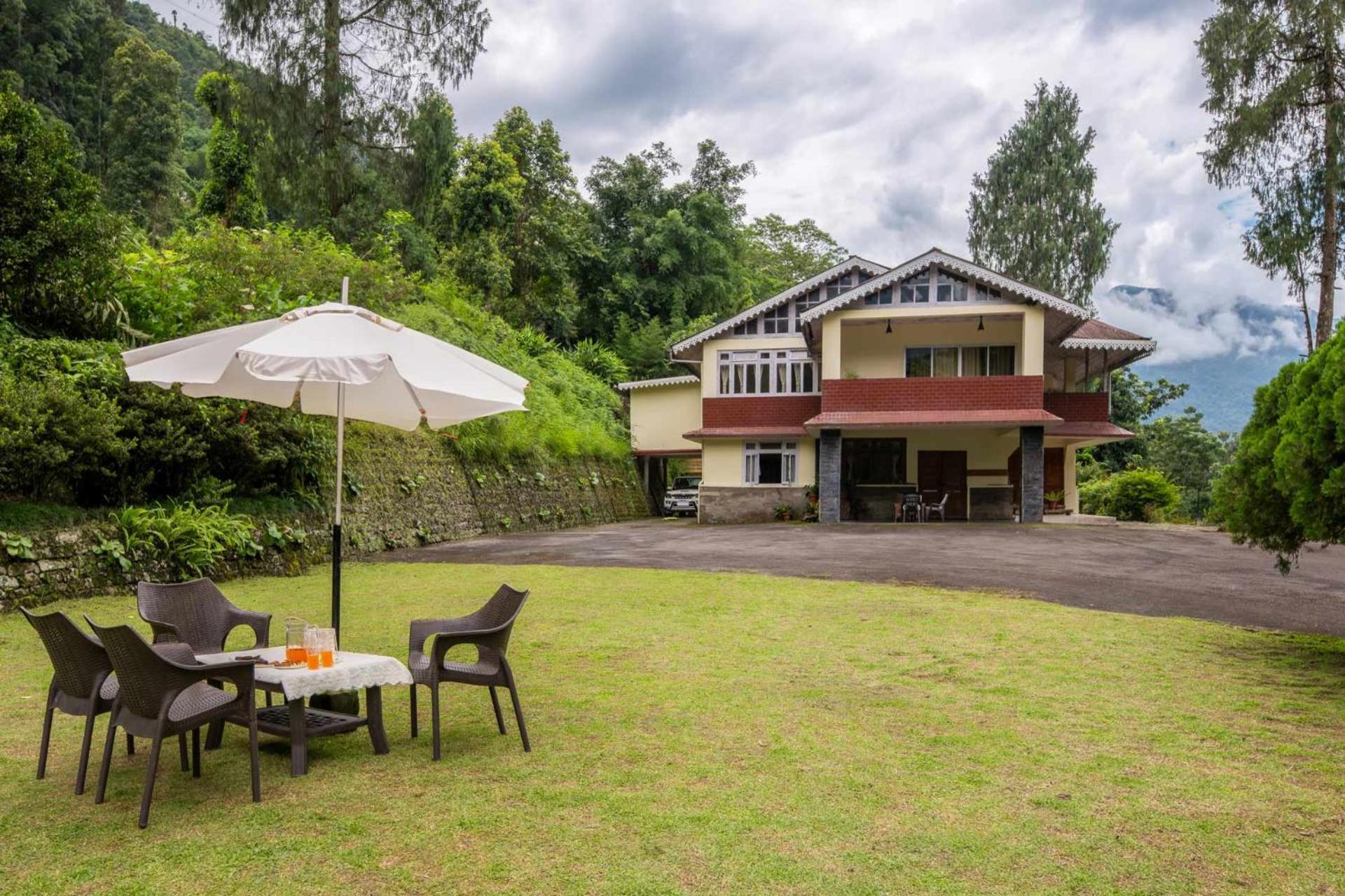 La Ipsing Farm By Stayvista - 3 Bhk Villa With Balcony, Mountain View, Indoor Games, And Pet Friendly Samdong Exteriör bild
